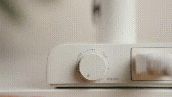 電動グラインダーで豆を挽く様子