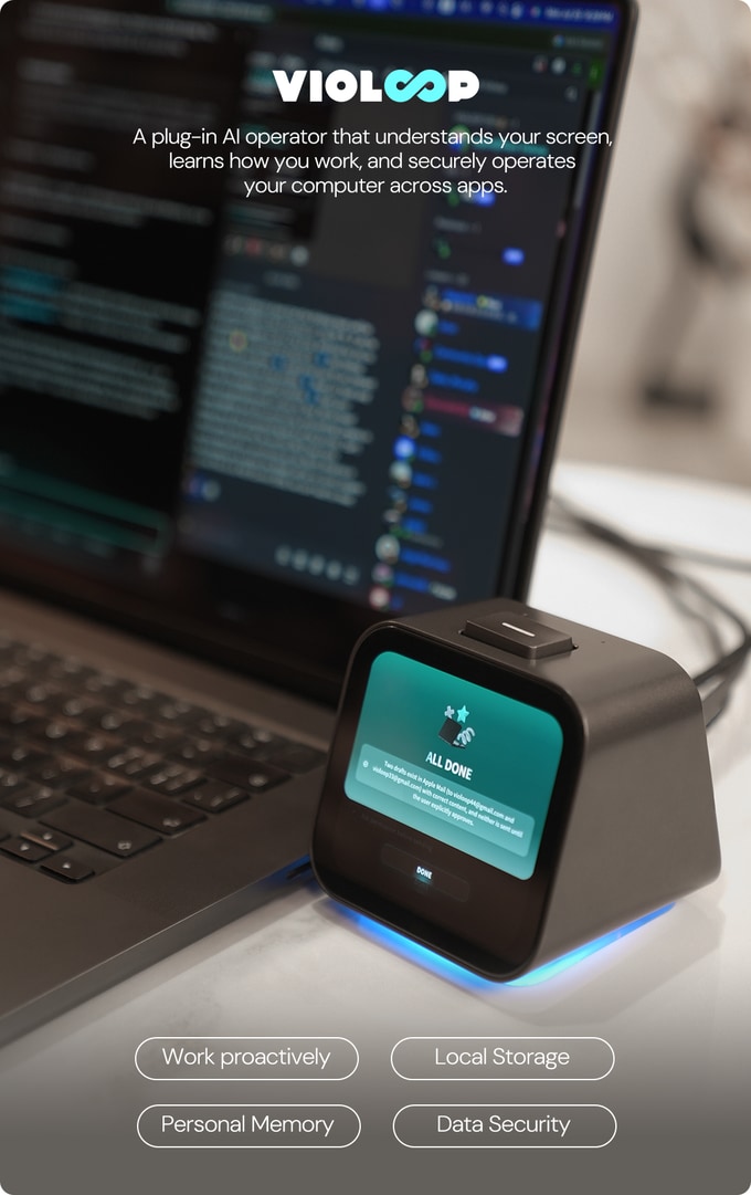 VioloopのAIオペレータデバイスがノートパソコンの横に設置されている使用シーン