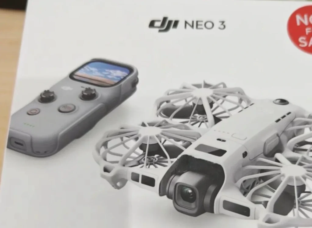 DJI Neo 3のコントローラーと白いドローン本体のセット写真