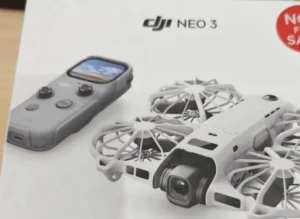 DJI Neo 3のコントローラーと白いドローン本体のセット写真