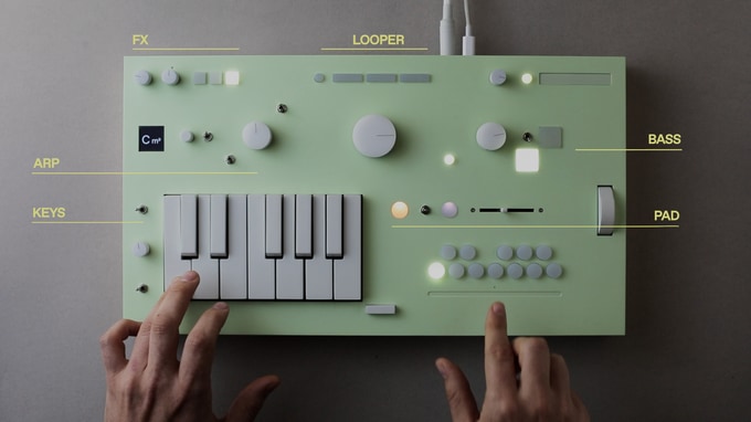NOPIA MK1を両手で演奏している様子(Kickstarter公式画像)